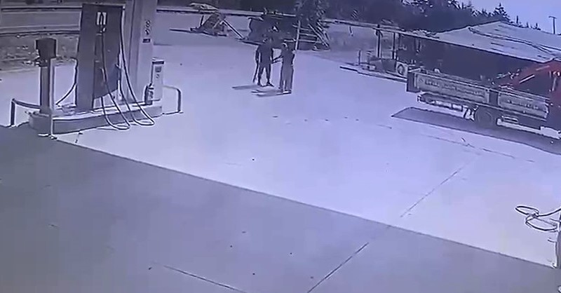 Denizli&rsquo;de silah zoruyla gen&ccedil; kızın ka&ccedil;ırılma anlarına ait g&ouml;r&uuml;nt&uuml;ler ortaya &ccedil;ıktı