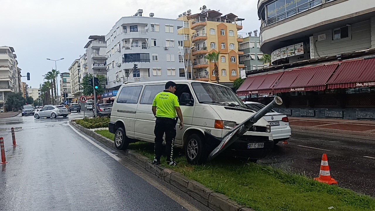 Kayan kamyonetin karşı şeride ge&ccedil;mesini ref&uuml;jdeki tabela engelledi