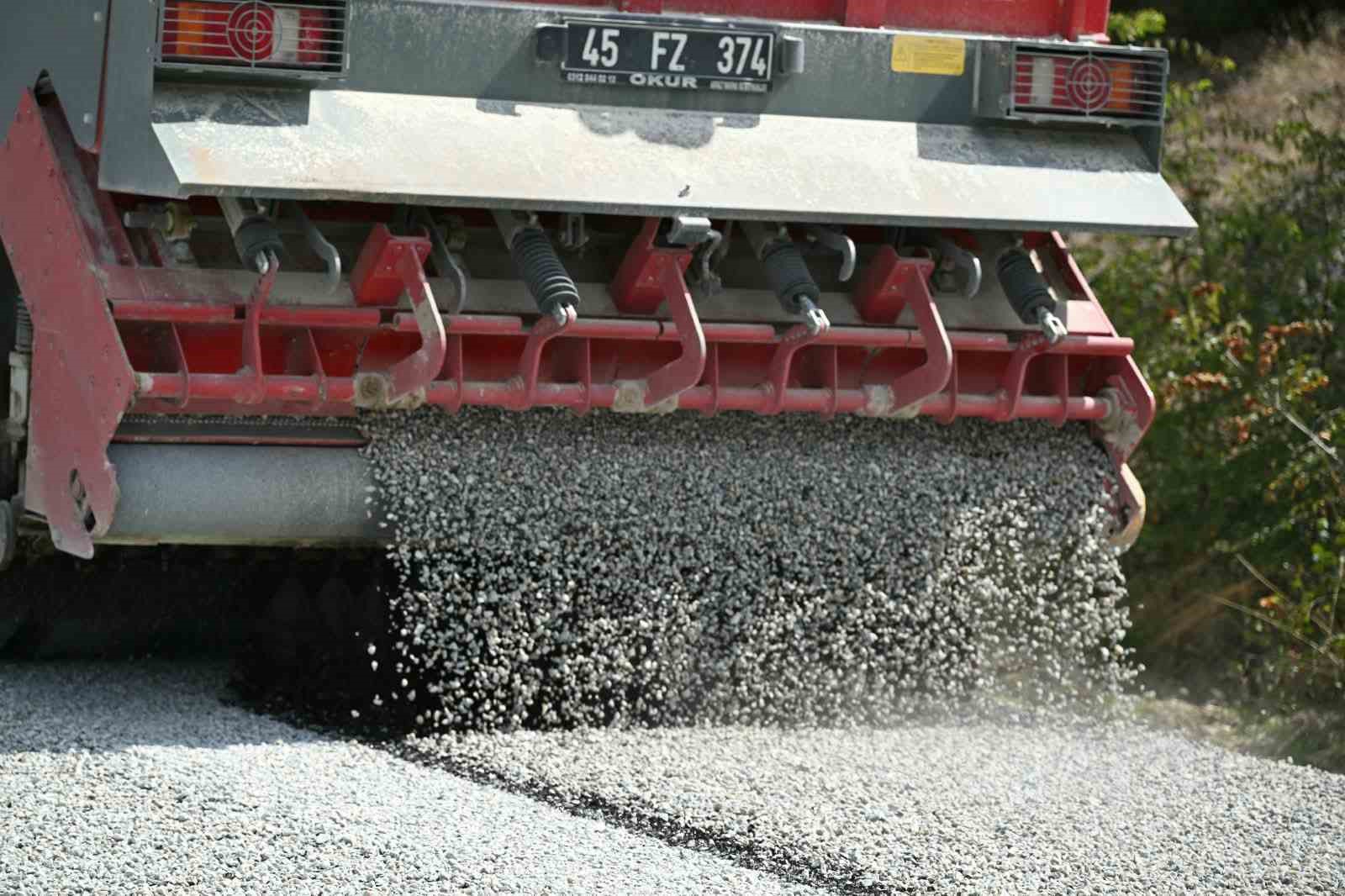 Kula&rsquo;da 35 kilometrelik yol yenileniyor