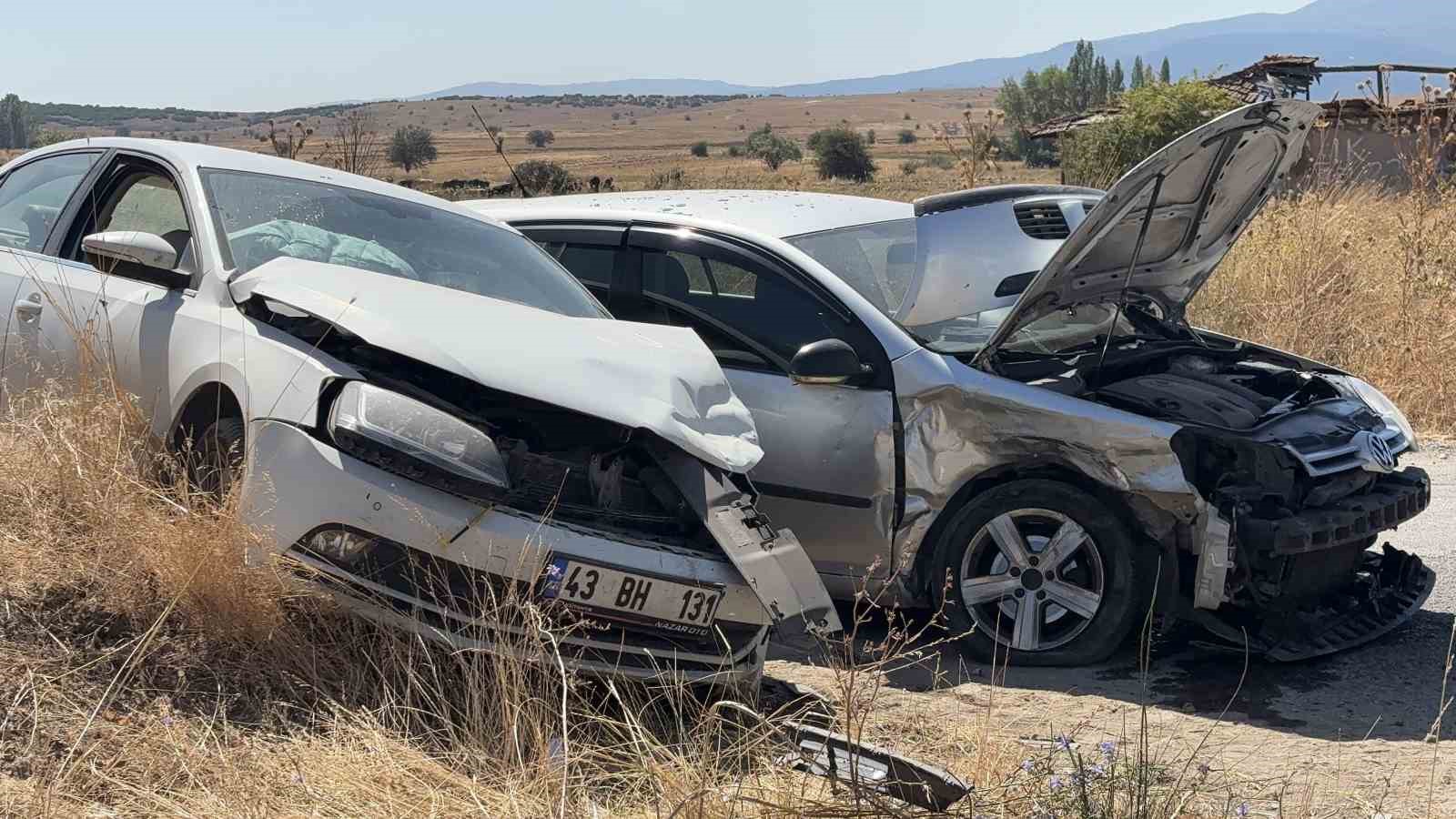 K&uuml;tahya&rsquo;da kavşakta 2 otomobil &ccedil;arpıştı, 3 yaralı