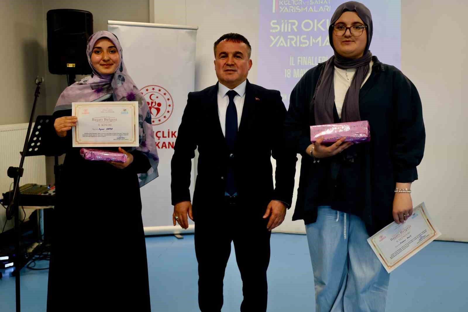 Şiir Okuma Yarışması’nda dereceye giren gençlere ödül