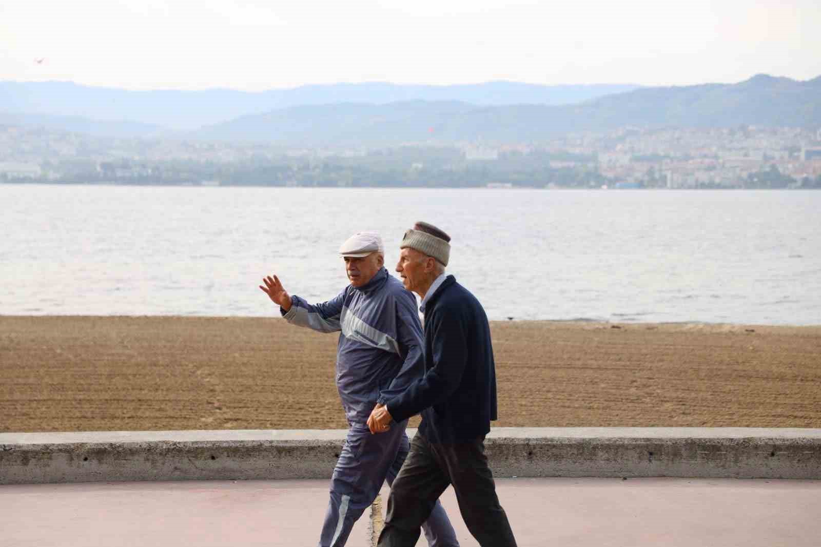 K&ouml;rfez sahilinde sağlık i&ccedil;in 10 kilometrelik y&uuml;r&uuml;y&uuml;ş ger&ccedil;ekleştirildi