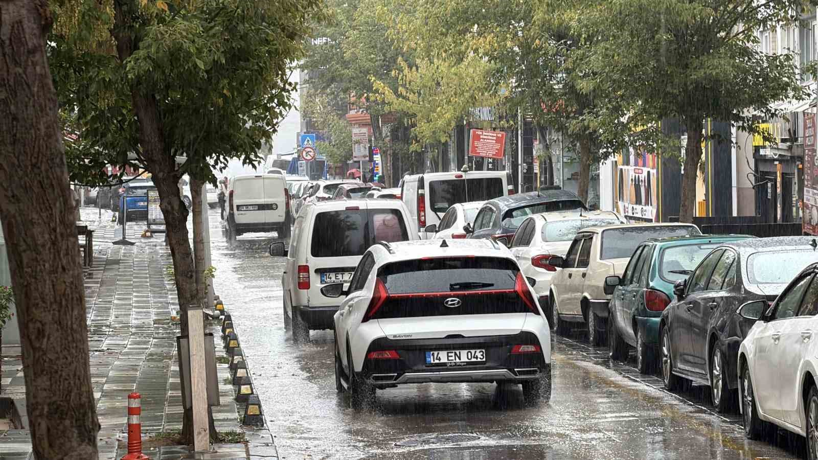 Bolu&rsquo;da sağanak yağış hayatı olumsuz etkiliyor
