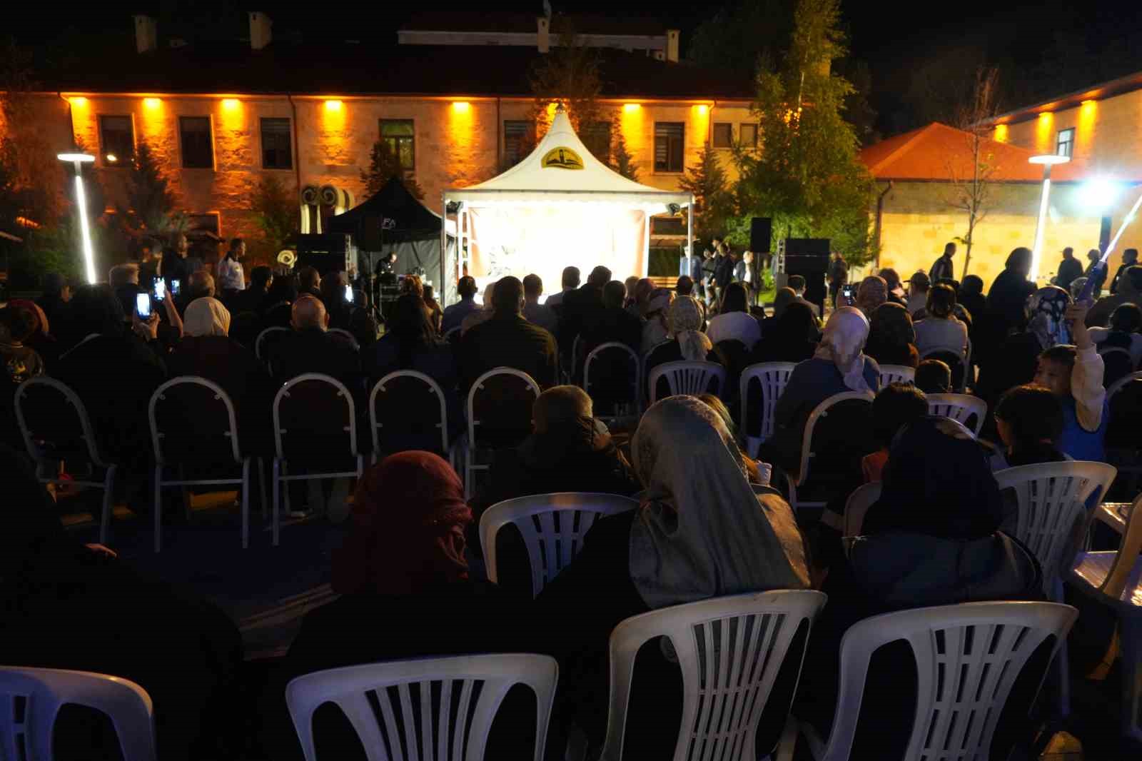Bayburt&rsquo;ta aşıklar &rsquo;Zafer Bayramı&rsquo; anısına t&uuml;rk&uuml;ler s&ouml;yledi