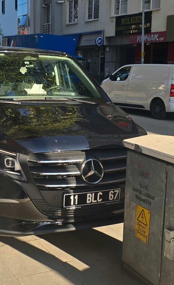 Kaldırımı işgal eden resmi plakalı araca tepki