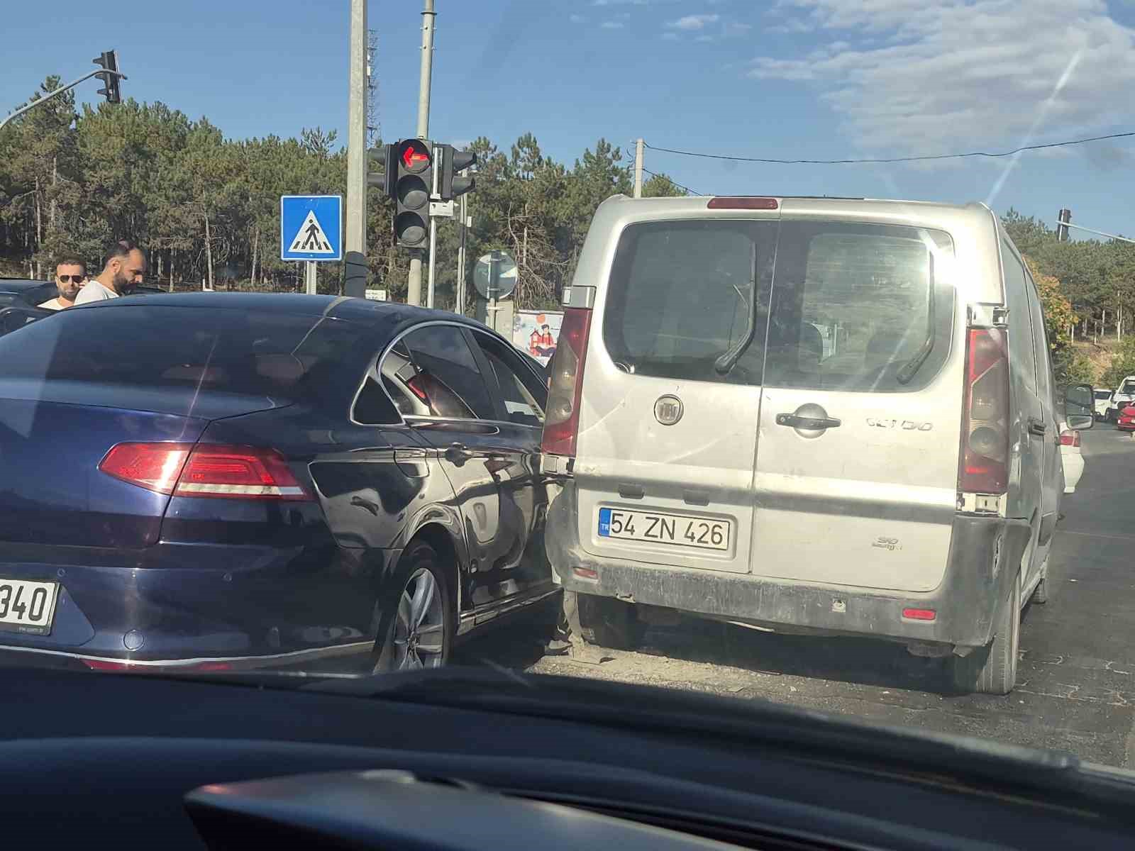 Eskişehir&rsquo;de 3 aracın karıştığı kazada hasar oluştu