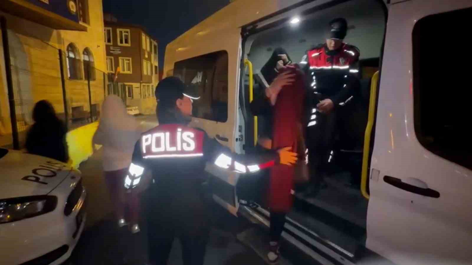 Beyoğlu&rsquo;nda fuhuş pazarlığı havadan tespit edildi: 27 g&ouml;zaltı