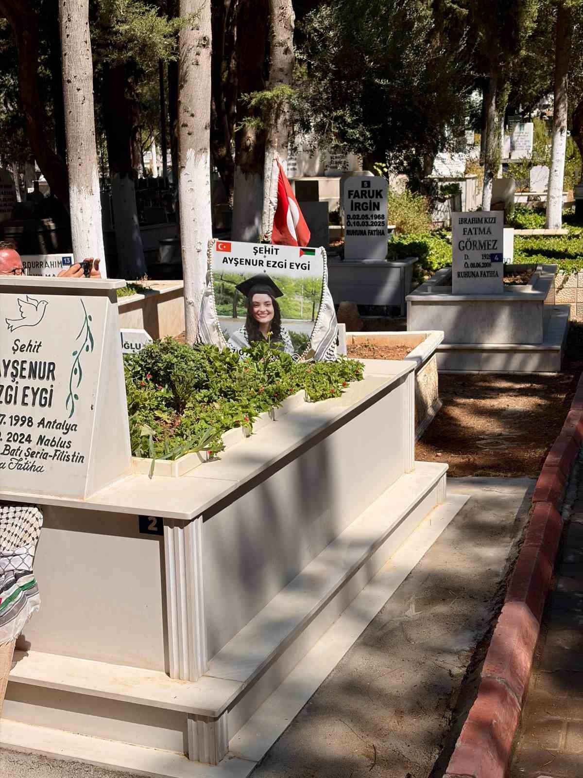 Ayşenur Ezgi Eygi vefatının ikinci yılında mezarı başında dualarla anıldı