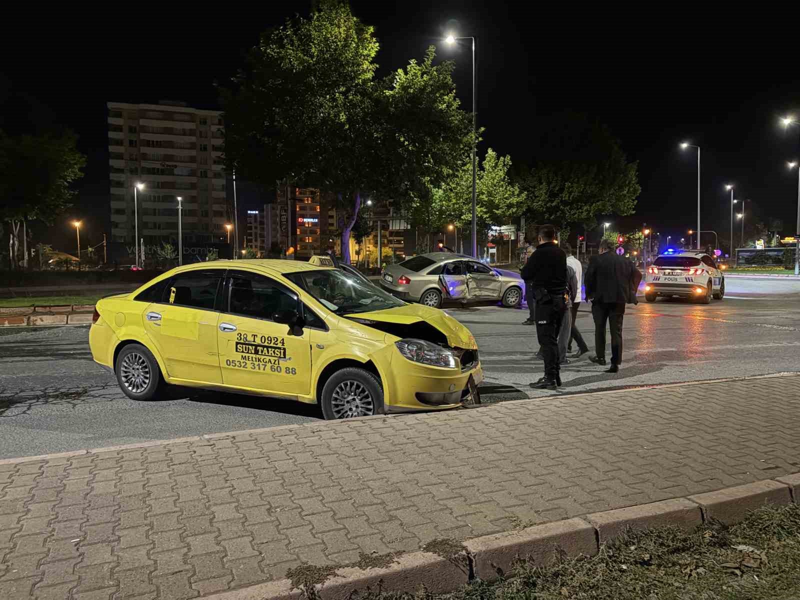 Kayseri&rsquo;de ticari taksi otomobil ile &ccedil;arpıştı: 1 yaralı