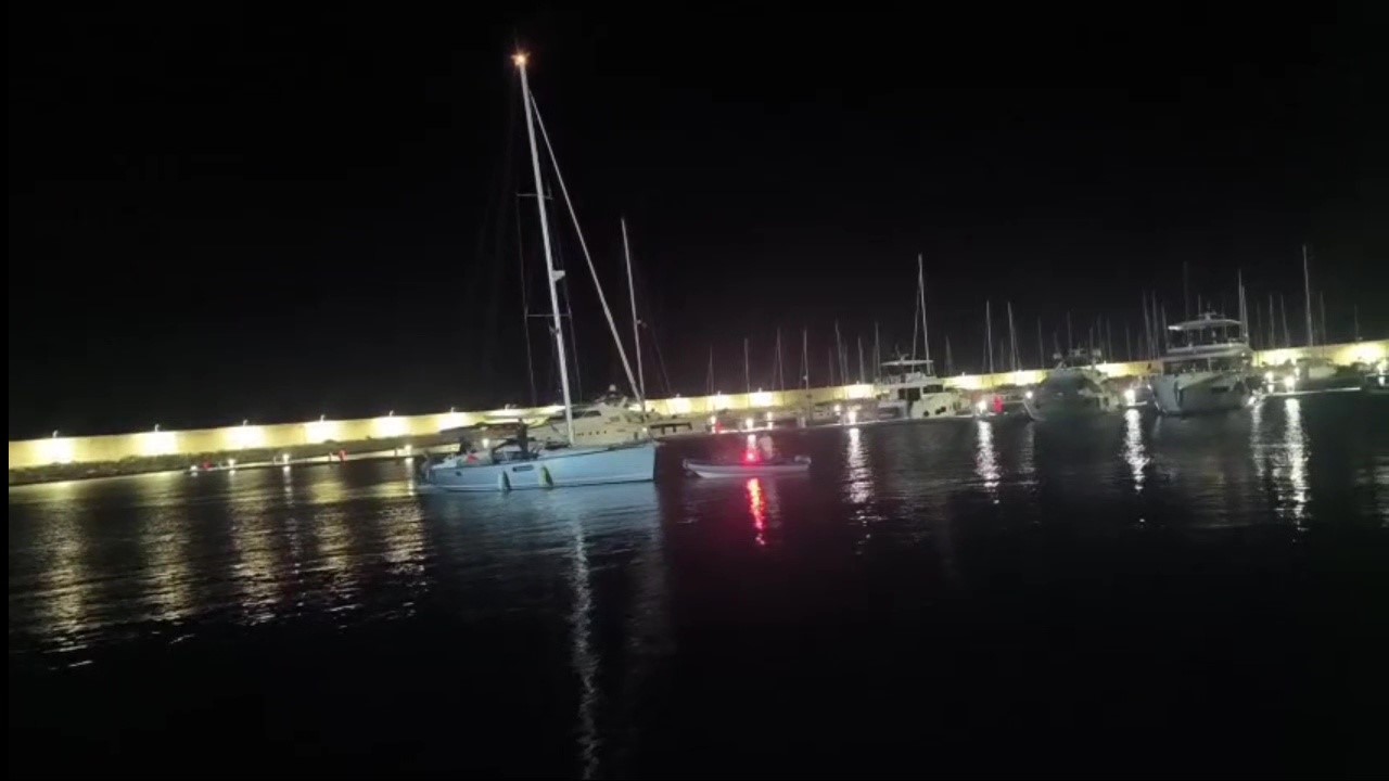 Motoru arızalanıp sürüklenen teknedeki İsrail uyruklu 2 kişiyi Sahil Güvenlik ekipleri kurtardı