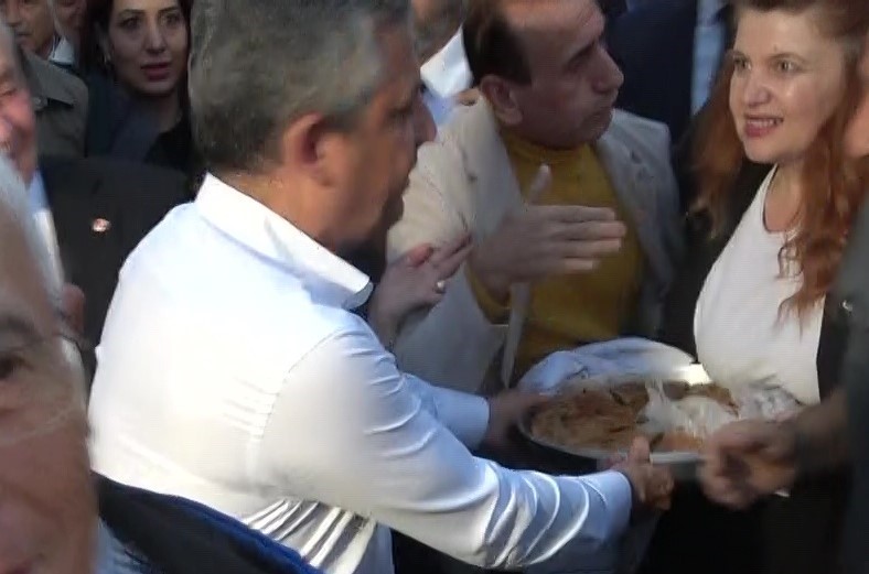 Yeni Parti Genel Başkanı &Ouml;zel&rsquo;in s&ouml;ylediklerinden &ccedil;ok yaptığı hareketler ve girdiği diyaloglar ses getirdi