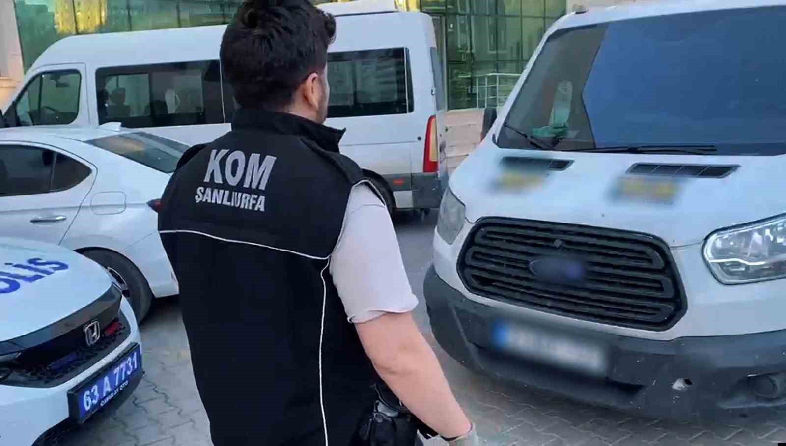 Kamyonetteki ara&ccedil; lastiklerinden 20 bin paket ka&ccedil;ak sigara &ccedil;ıktı