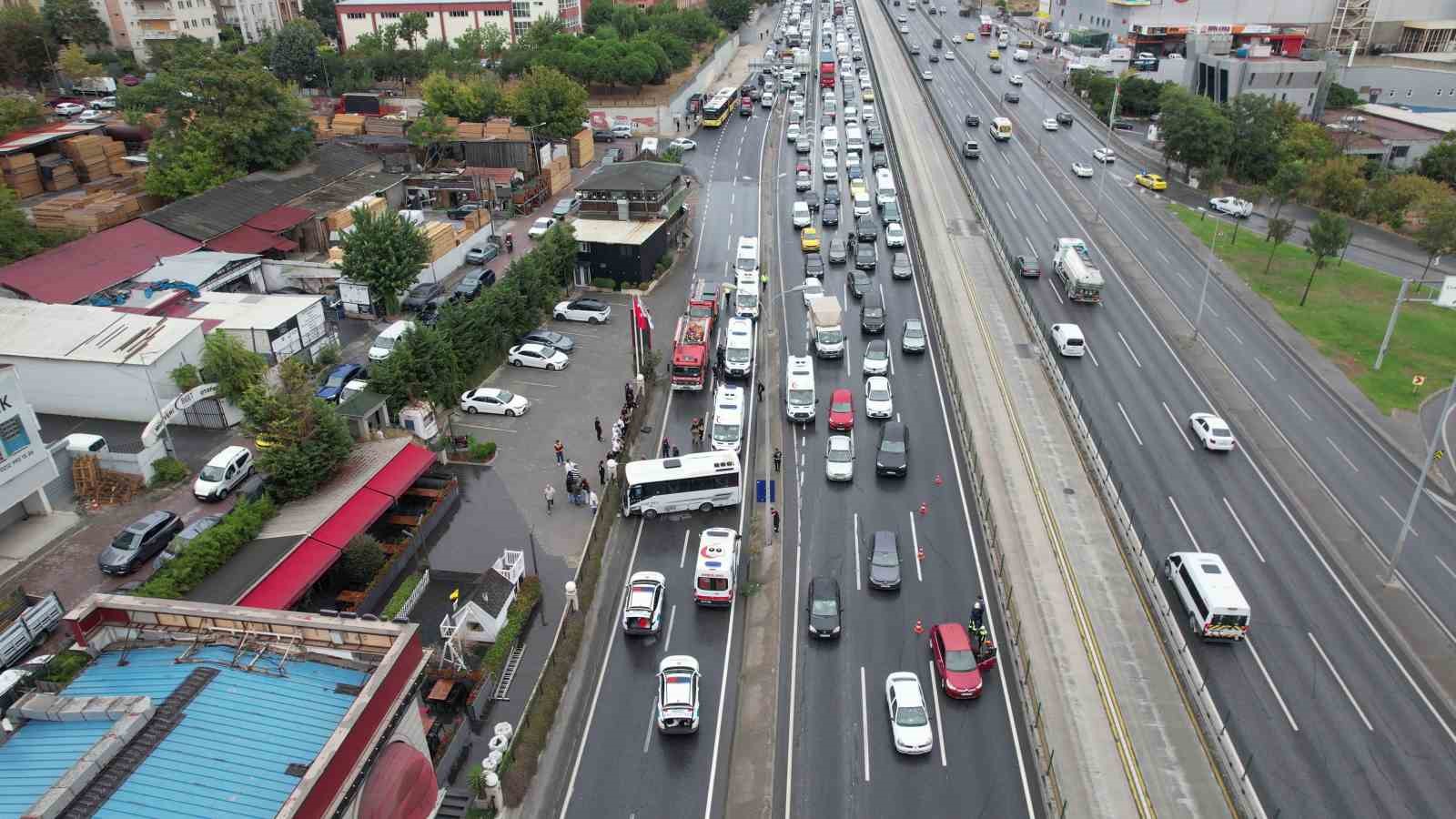 Avcılar&rsquo;da servis midib&uuml;s&uuml; kaza yaptı: 9 yaralı