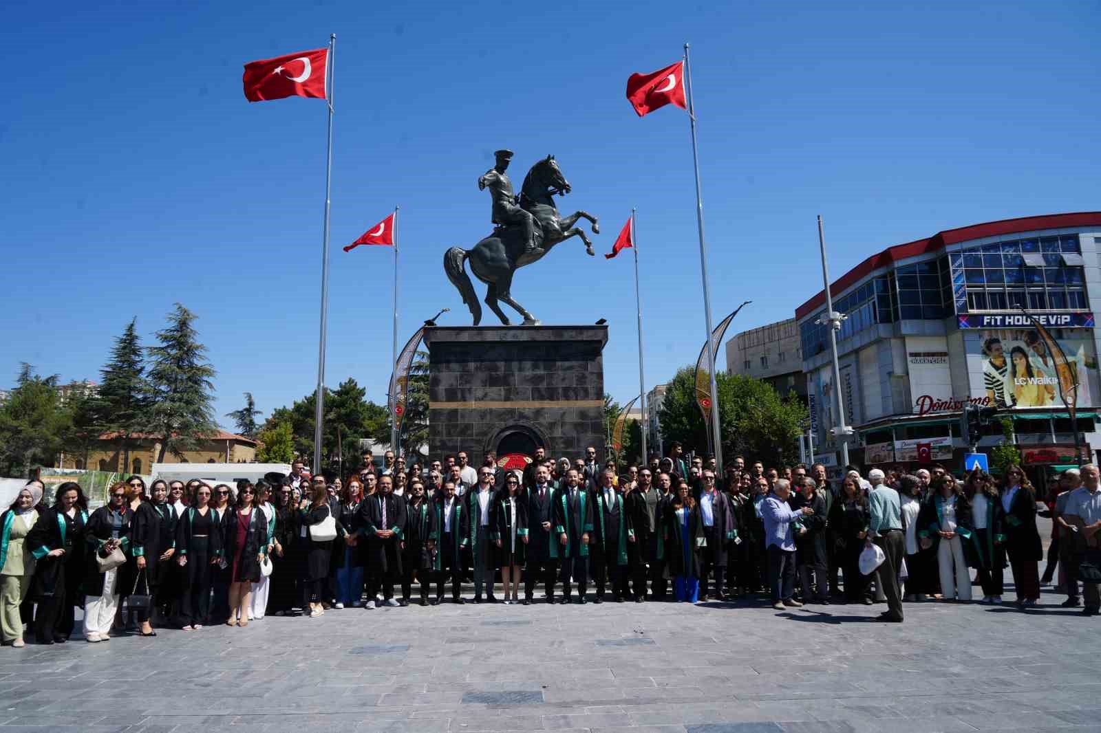&Ouml;zt&uuml;rk: "Avukatlar adil yargılamanın ayrılmaz par&ccedil;asıdır"