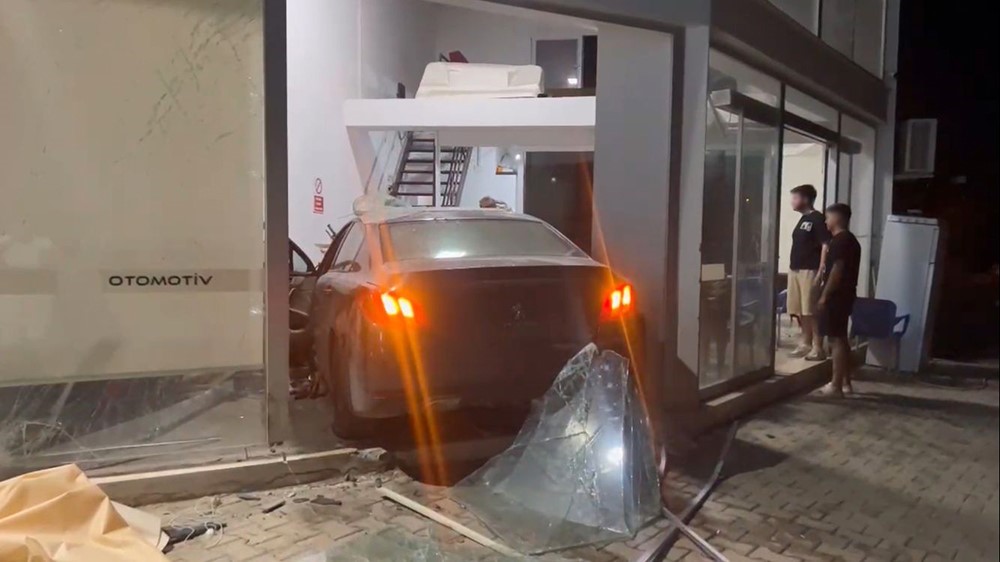 Otomobil, iş yerine girdi: O anlar kameraya yansıdı