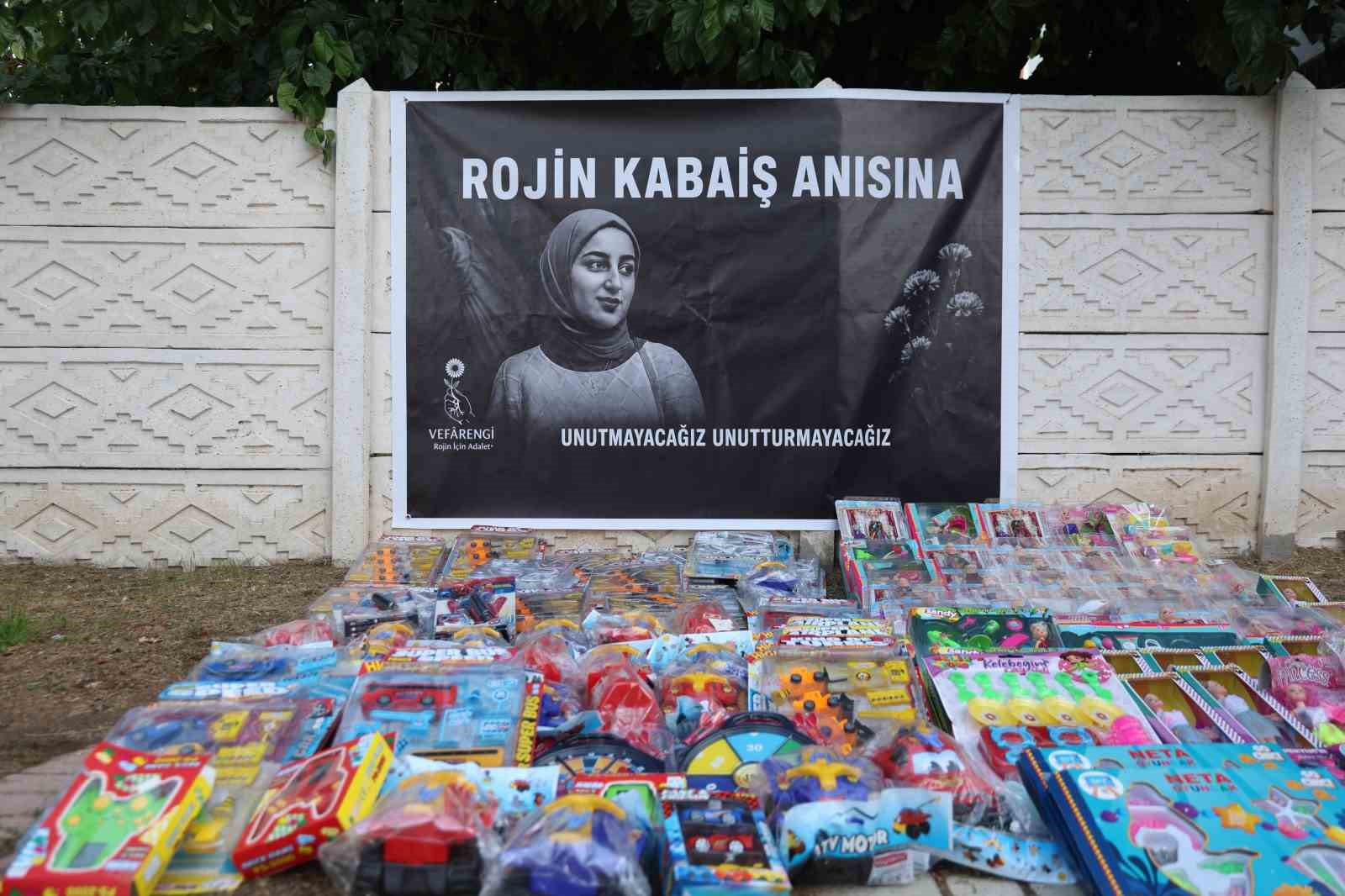 Elazığ&rsquo;da Rojin Kabaiş anısına, &ccedil;ocuklara oyuncak dağıtıldı