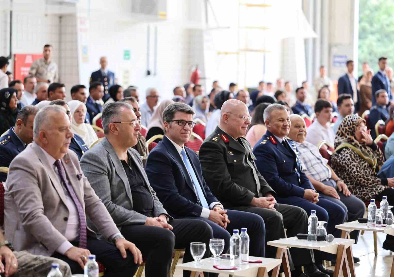 İlk T&uuml;rk astronot Alper Gezeravcı yeni r&uuml;tbelerini taktı