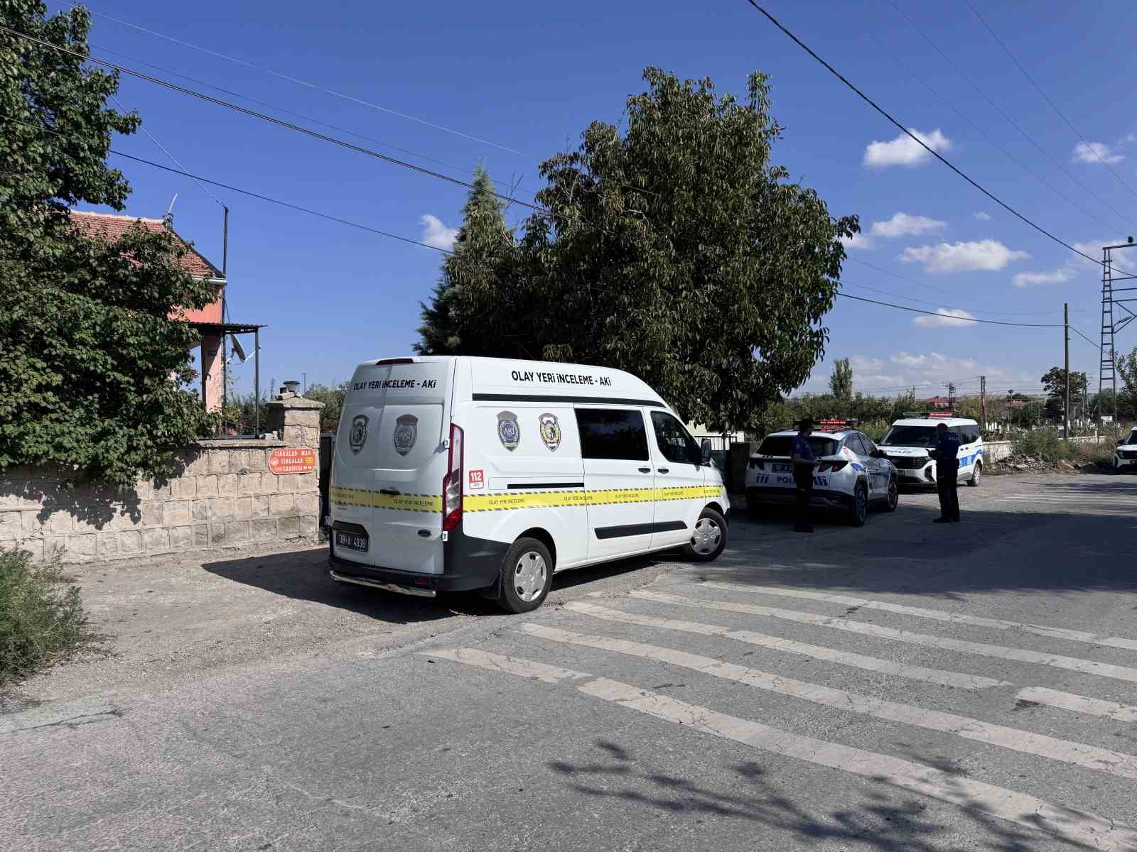 T&uuml;fekle vurulan kadın ağır yaralandı