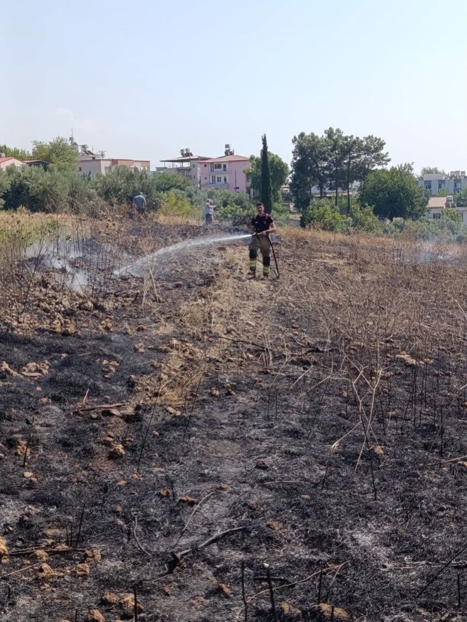 Erzin&rsquo;de otluk alanda &ccedil;ıkan yangında alevler trakt&ouml;re sı&ccedil;radı