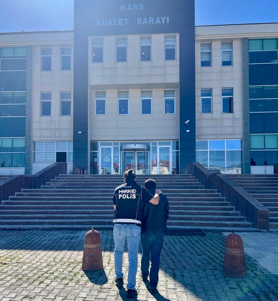 Kars’ta uyuşturucu operasyonu: Evden 272 gram esrar ve 6 kök Hint keneviri çıktı