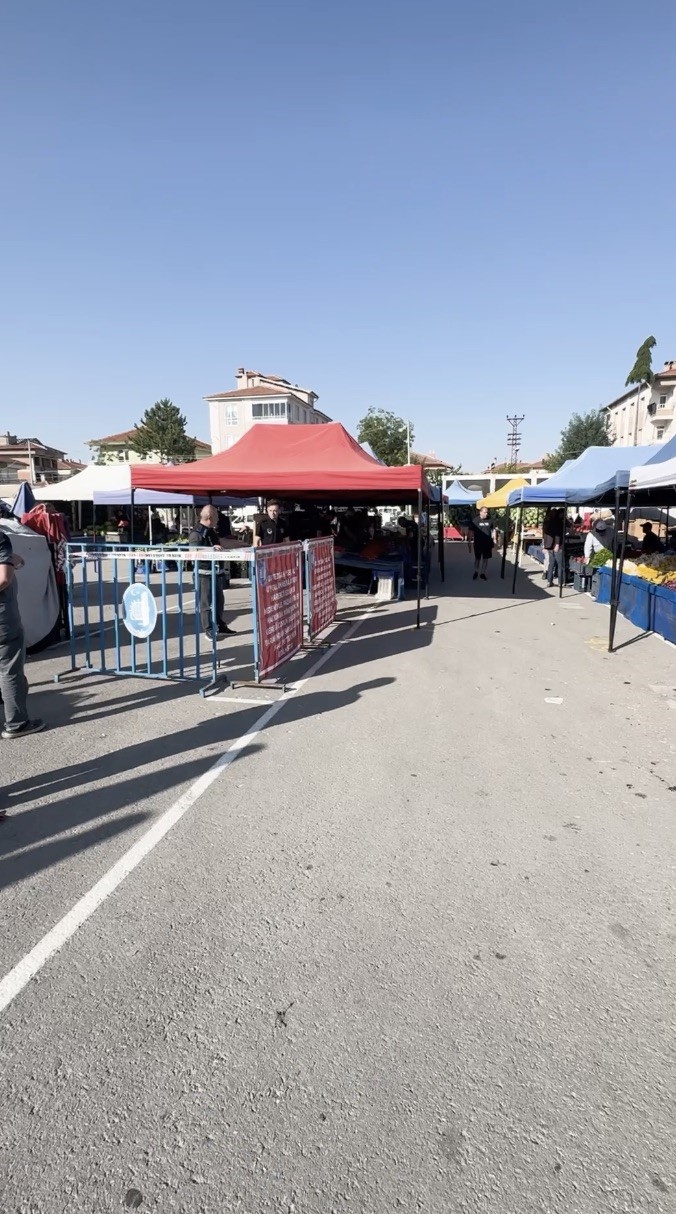 &Ccedil;orum&rsquo;da "se&ccedil;-al" kuralına uymayan pazar esnafının tezgahı kapatıldı