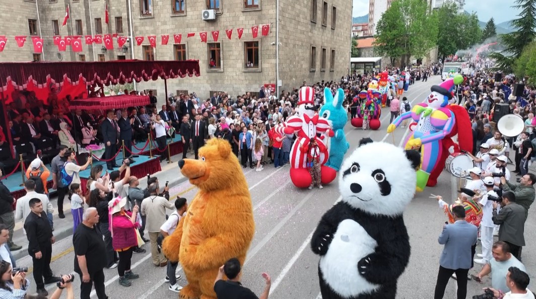 Isparta&rsquo;da Uluslararası G&uuml;l Festivali coşkusu: Binlerce kişi kortejde buluştu