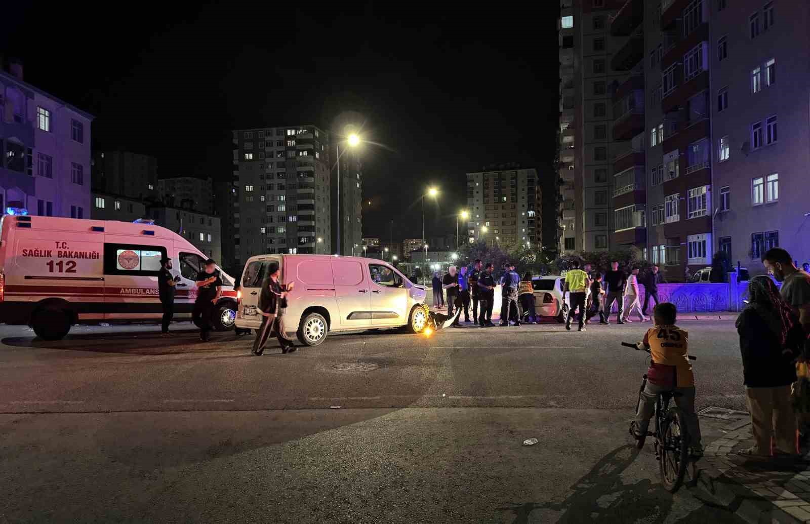 Ticari ara&ccedil;la &ccedil;arpışan otomobil bina duvarına &ccedil;arptı