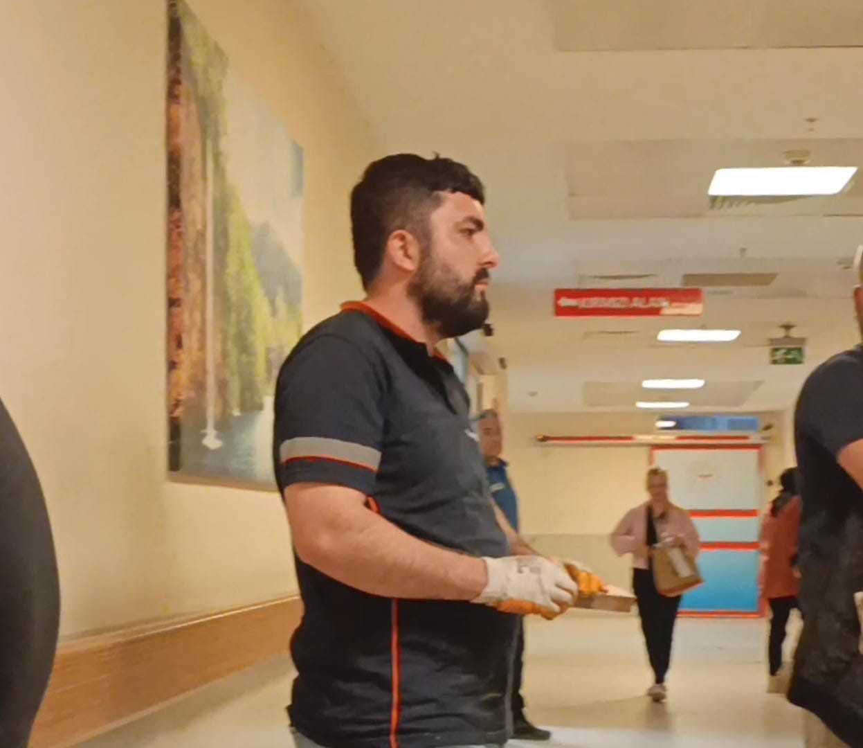 &Ccedil;iviyi tahta yerine eline &ccedil;aktı hastaneye kaldırıldı