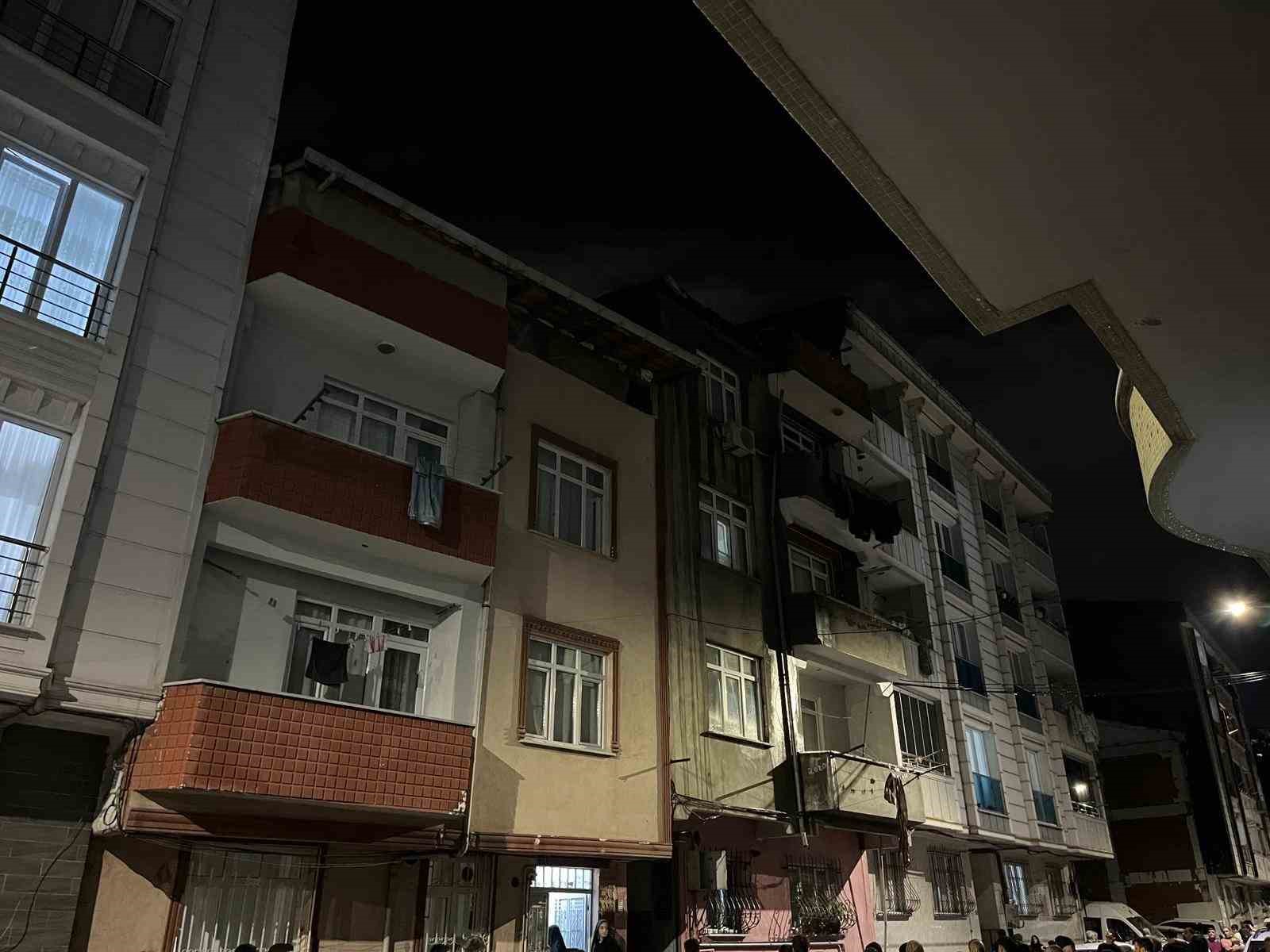 Esenyurt’ta 3 katlı binanın çatısı alev alev yandı