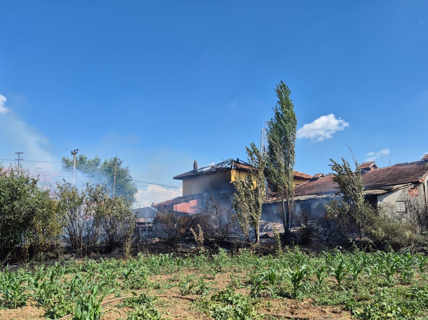 Uşak&rsquo;ta &ccedil;ıkan ev yangında ev kullanılmaz hale geldi