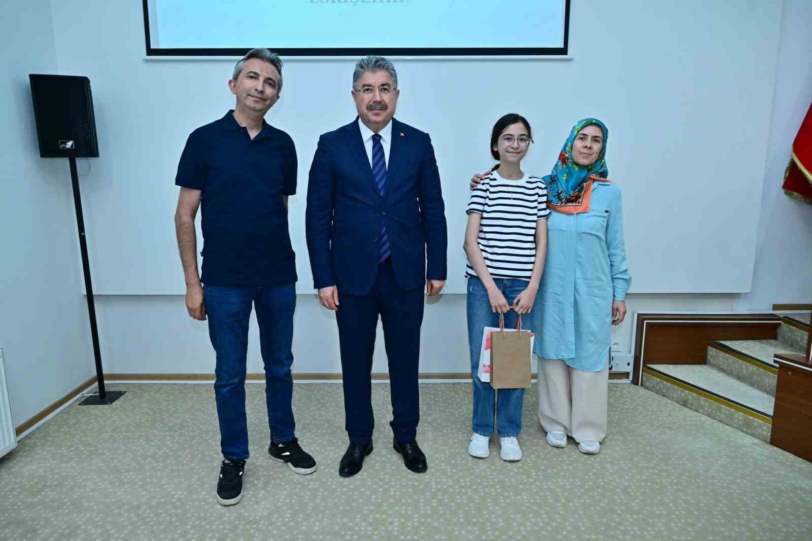 Vali Yılmaz, YKS ve LGS&rsquo;de tam puan alan &ouml;ğrencilerle bir araya geldi