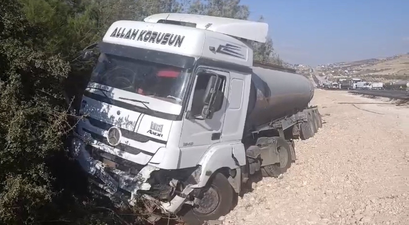 Gelin konvoyuna çarpmamak için manevra yapan tanker yoldan çıktı
