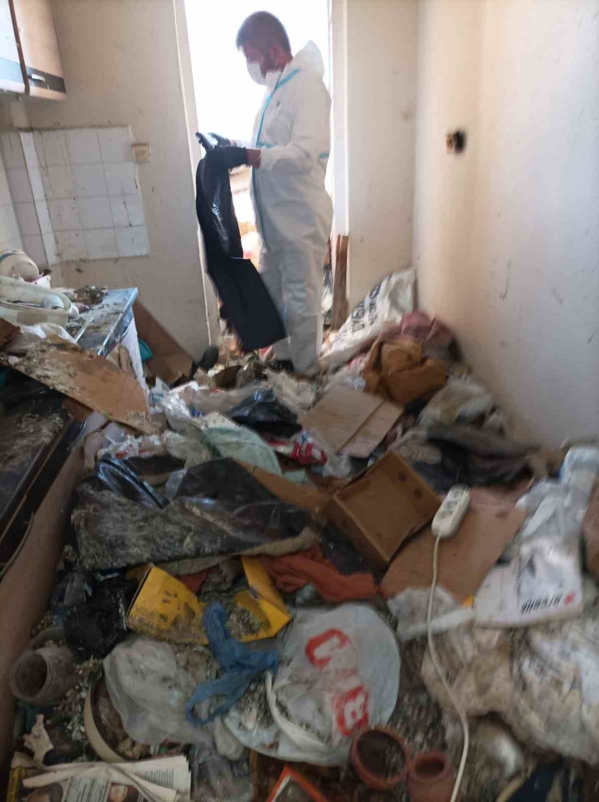 Balkan Mahallesi&rsquo;nde evden 28 ton &ccedil;&ouml;p &ccedil;ıkarıldı