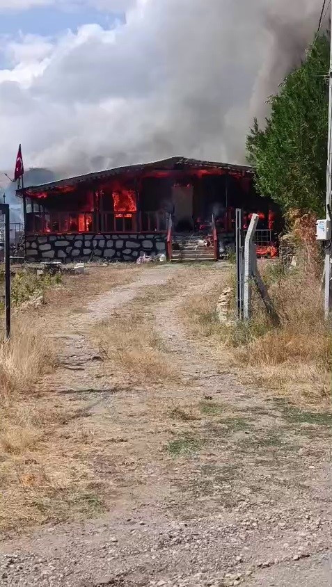 Sivas&rsquo;ta m&uuml;stakil ev yangında k&uuml;le d&ouml;nd&uuml;