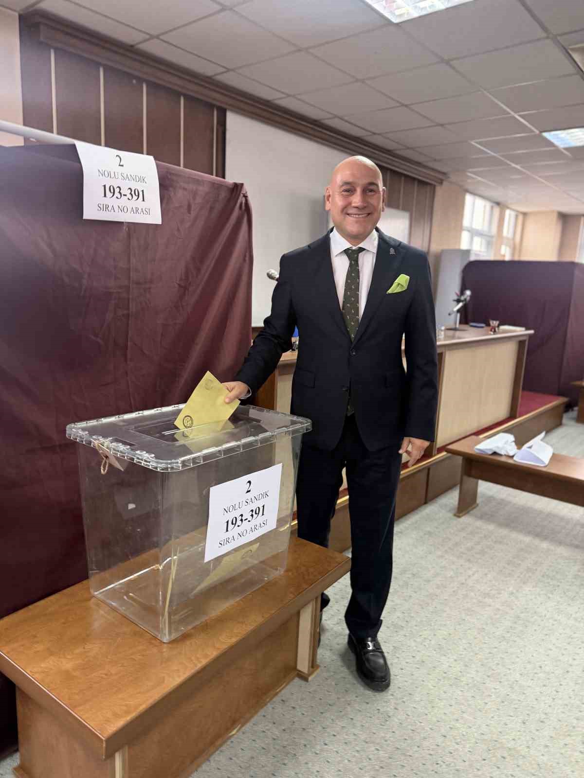 Akhisar Ticaret Borsası&rsquo;nda Başkan Alhat g&uuml;ven tazeledi