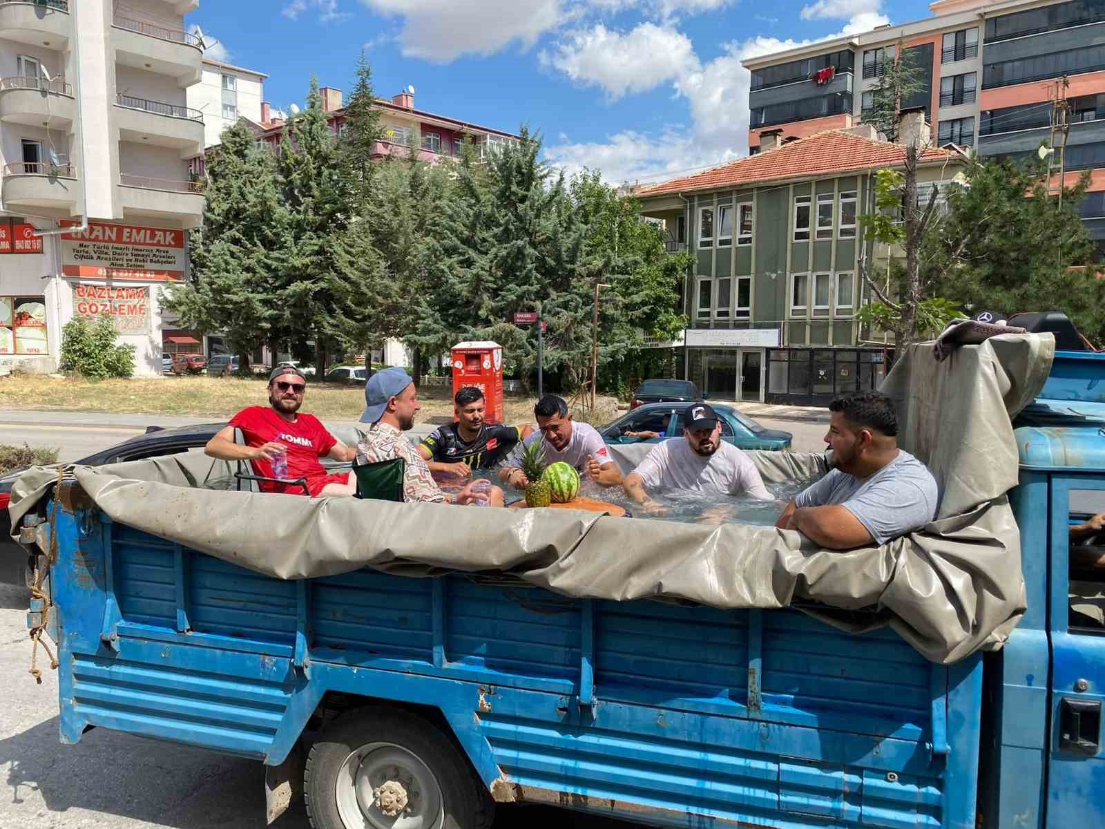 Yaz sıcaklarına alternatif &ccedil;&ouml;z&uuml;m: Kullanmadıkları kamyoneti seyyar havuza d&ouml;n&uuml;şt&uuml;rd&uuml;ler