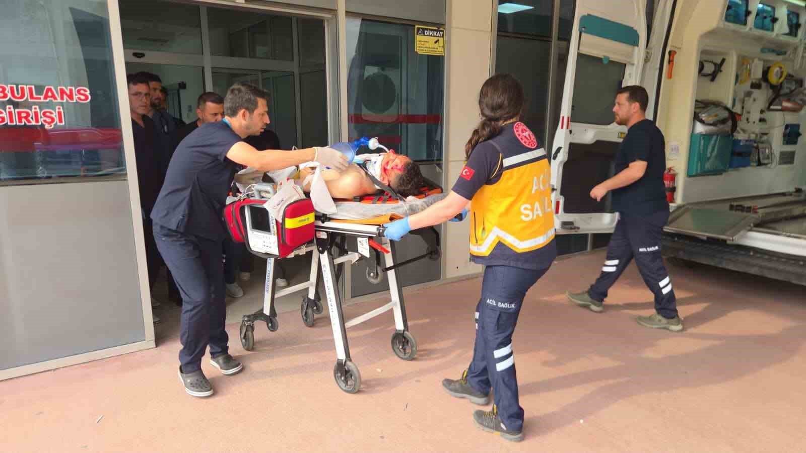 Motosiklet virajda savruldu s&uuml;r&uuml;c&uuml; ağır yaralı