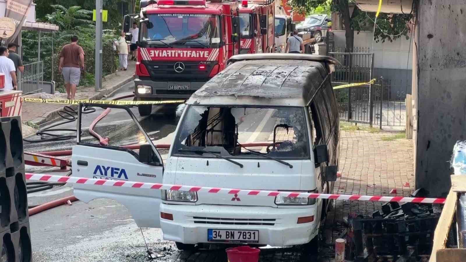 Sarıyer&rsquo;de korkutan yangın: İki binanın &ccedil;atısı ile bir ara&ccedil; yandı