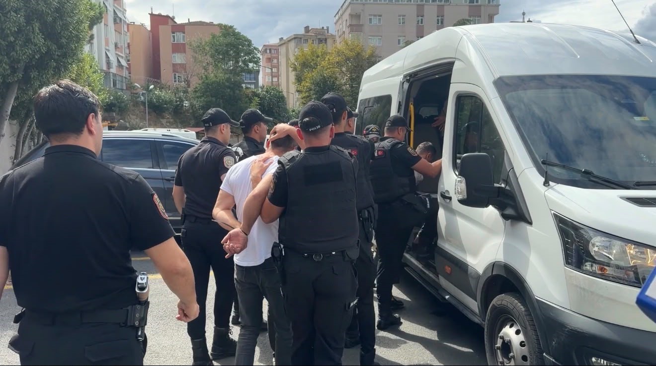 Fatih&rsquo;te 2 kişinin hayatını kaybettiği silahlı kavgaya ilişkin g&ouml;zaltına alınan 12 ş&uuml;pheli adliyeye sevk edildi