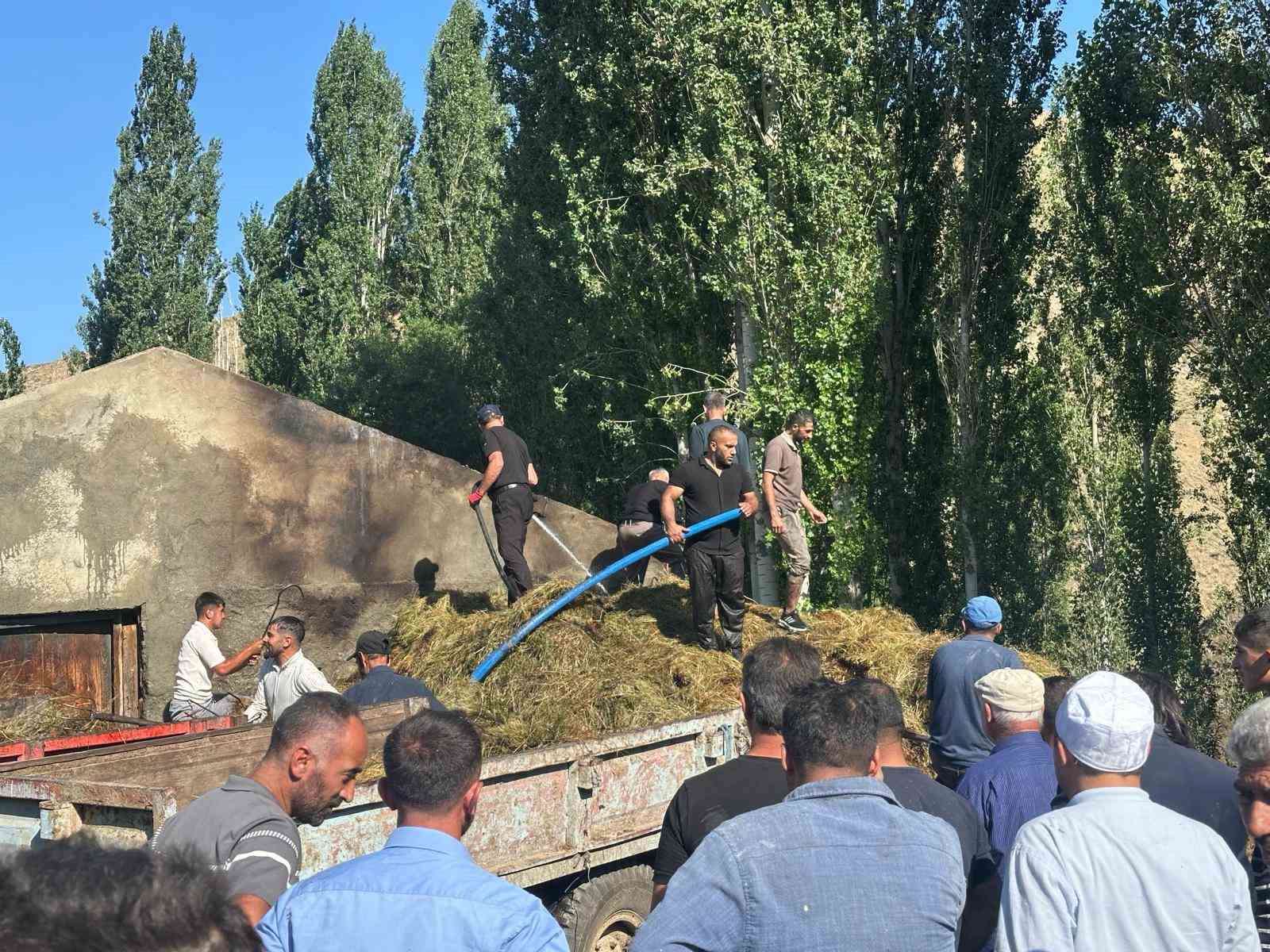 Sarıkamış&rsquo;ta 800 balya ot k&uuml;l oldu