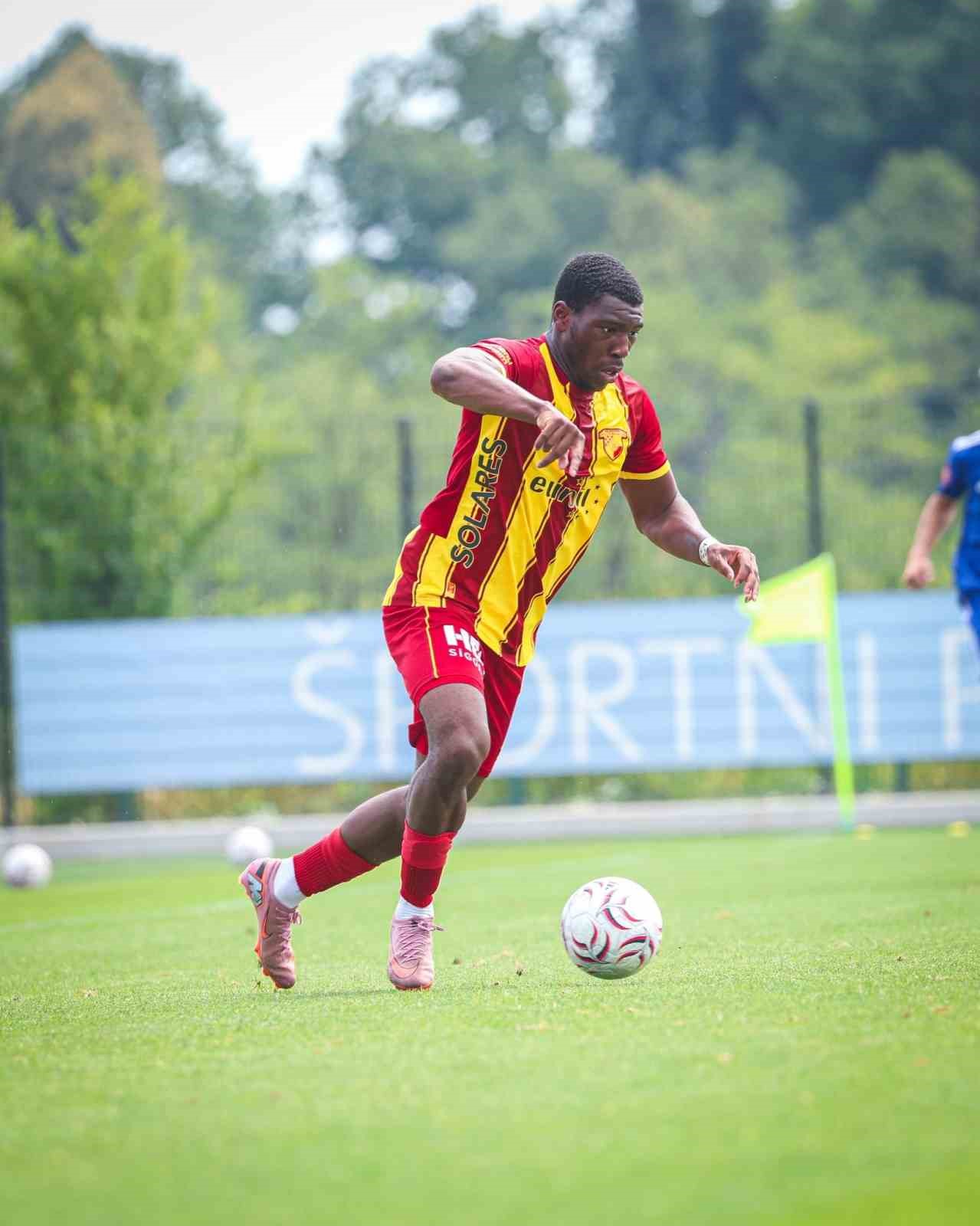 G&ouml;ztepe&rsquo;de Sinclair Armstrong, taraftardan tam not aldı