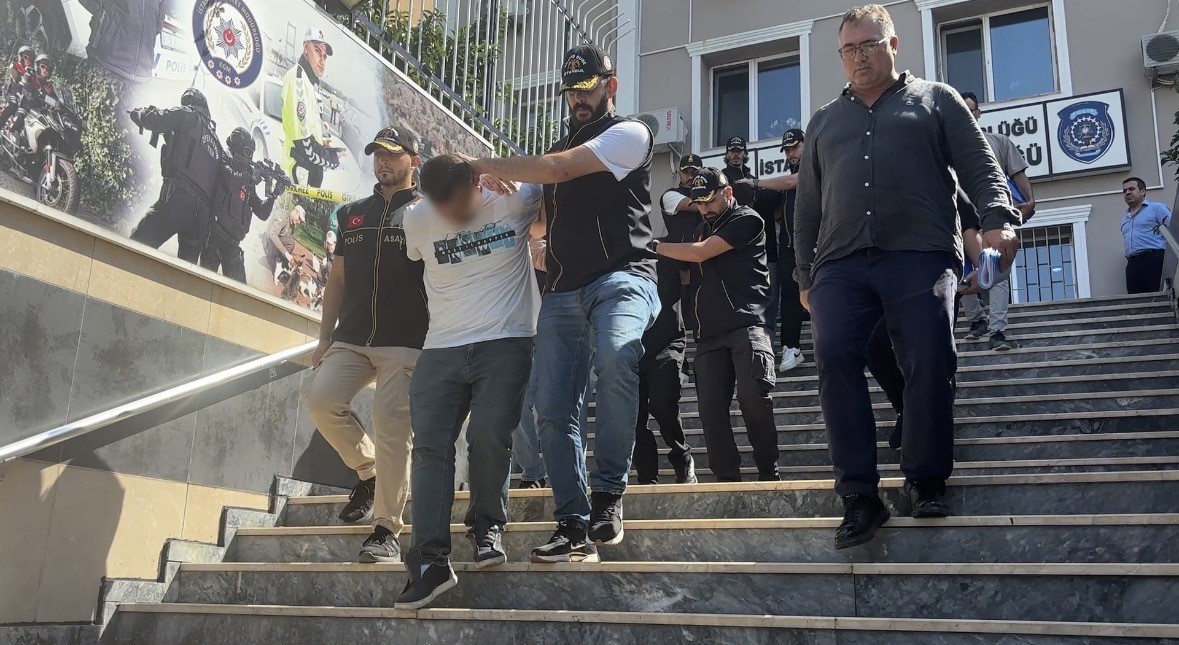 İstanbul&rsquo;da toplu taşımada yankesicilik yapan şebekeye operasyon
