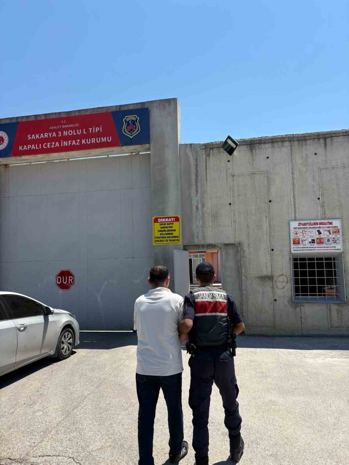 Sakarya&rsquo;da uyuşturucu ve ka&ccedil;ak alkol operasyonu: 2 tutuklama