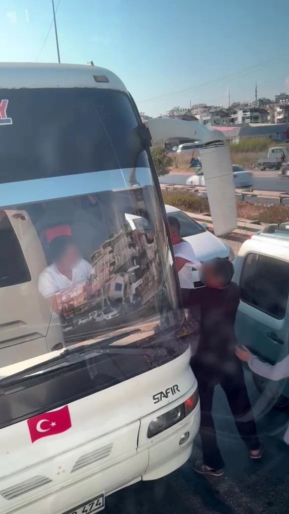 Emniyet şeridinden ge&ccedil;mek isteyen ara&ccedil;takiler otob&uuml;s şof&ouml;r&uuml;ne saldırdı