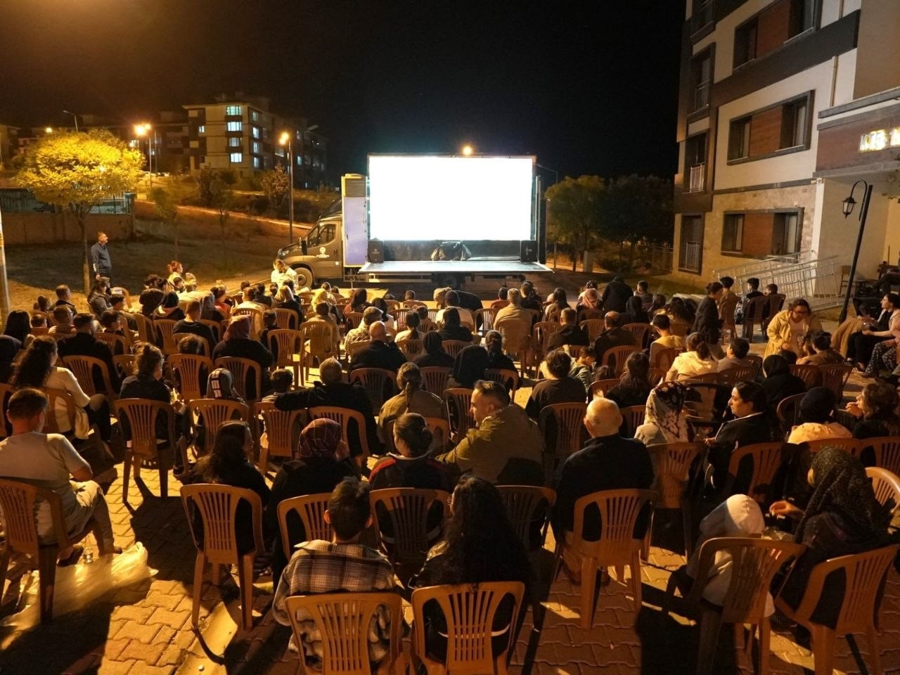Denizli&rsquo;de &rsquo;K&ouml;y&uuml;mde Sinema G&uuml;nleri&rsquo; ile nostalji r&uuml;zgarı s&uuml;r&uuml;yor