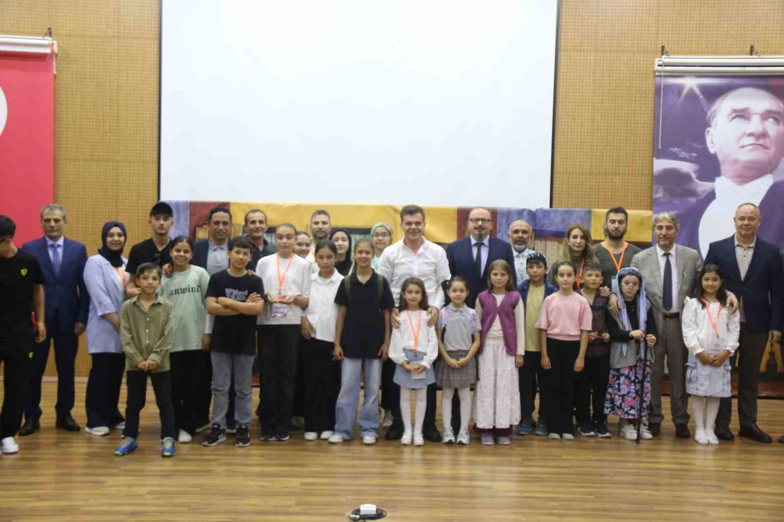 Simav&rsquo;da "Aile" temalı tiyatro festivalinin &ouml;d&uuml;l t&ouml;reni d&uuml;zenlendi