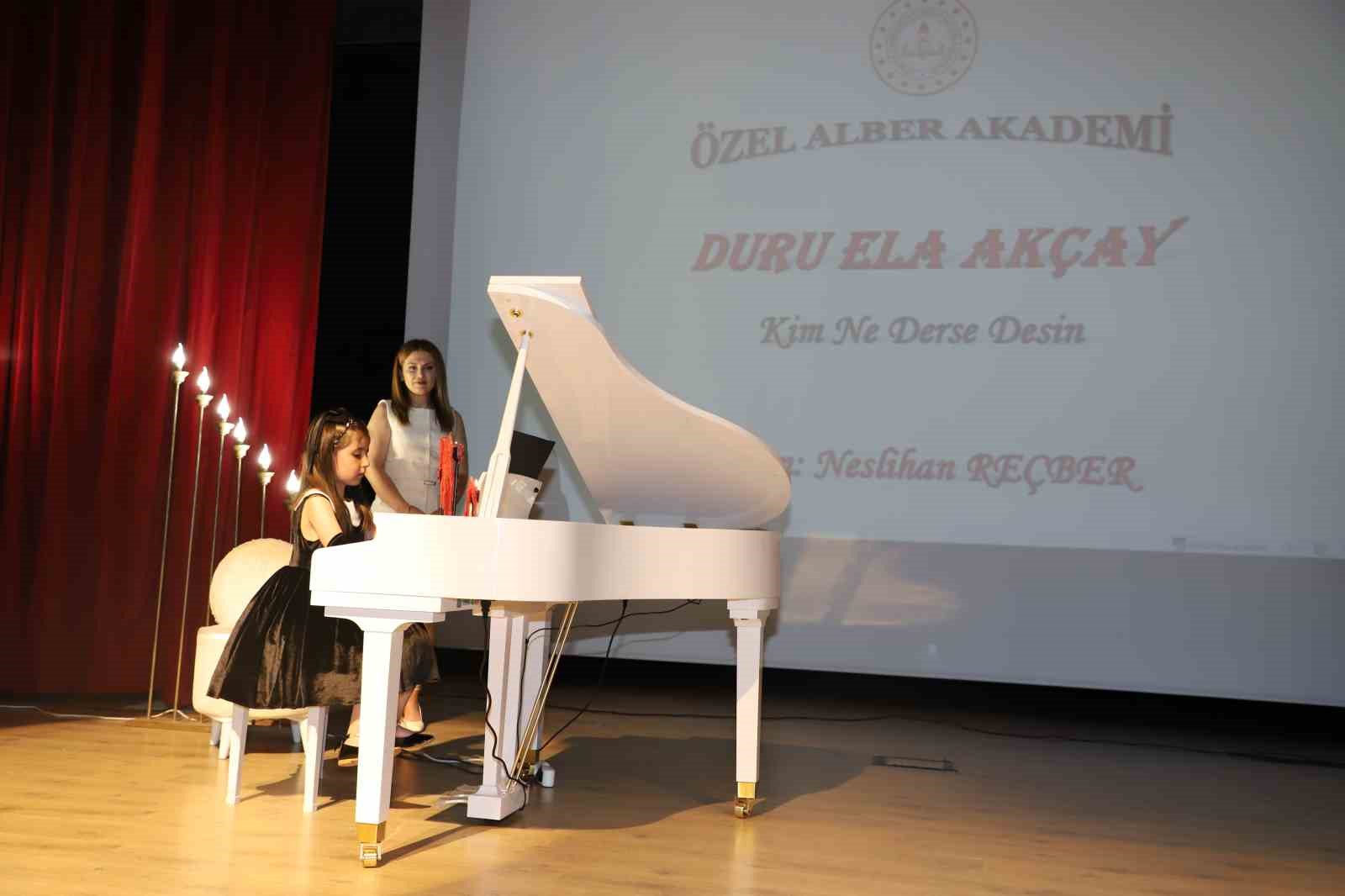 &Ouml;ğrencilerden unutulmaz piyano resitali