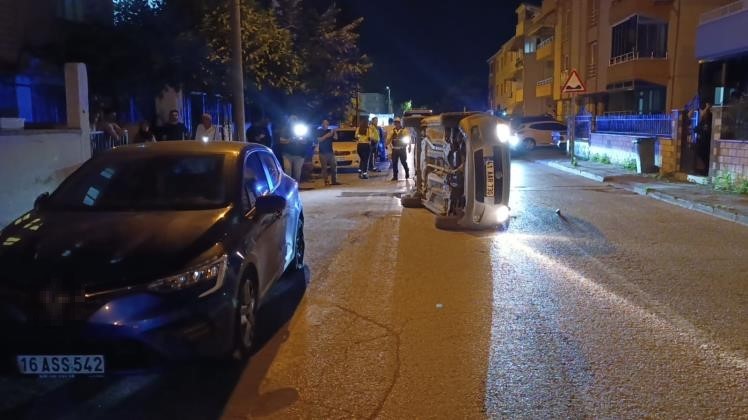 Park halindeki otomobile &ccedil;arpıp yan yattı, s&uuml;r&uuml;c&uuml;s&uuml; olay yerinden ka&ccedil;tı