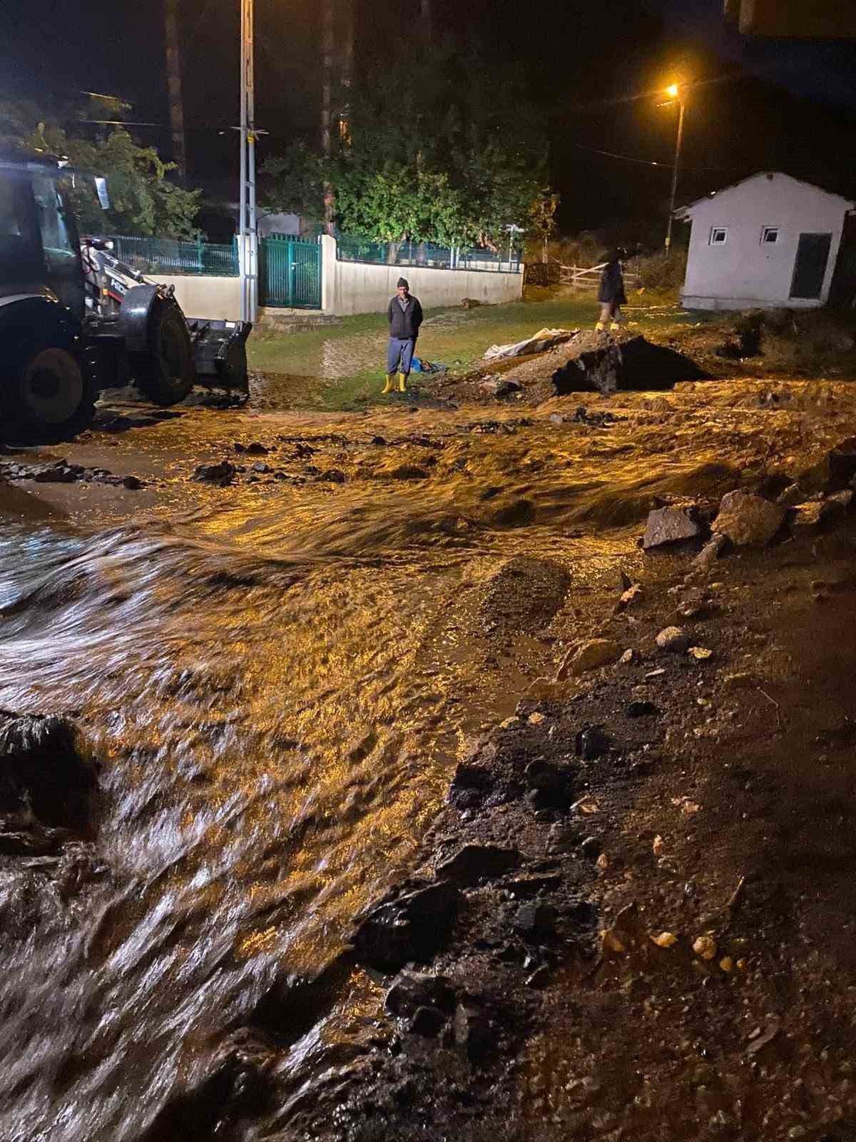 Erzincan&rsquo;da sağanak yağış Saraycık k&ouml;y&uuml;nde taşkına neden oldu