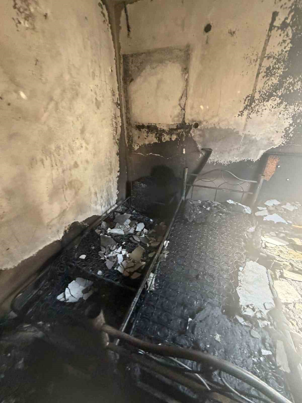 Bandırma&rsquo;da apartman yangını itfaiye ekiplerince s&ouml;nd&uuml;r&uuml;ld&uuml;